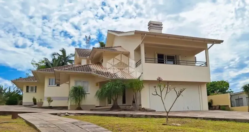 Casa de alto padrão, com amplo terreno no bairro Rui Barbosa