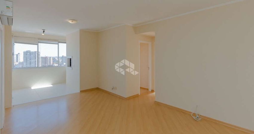 Apartamento de 02 dormitórios e 02 vagas com 67m² no bairro Floresta.