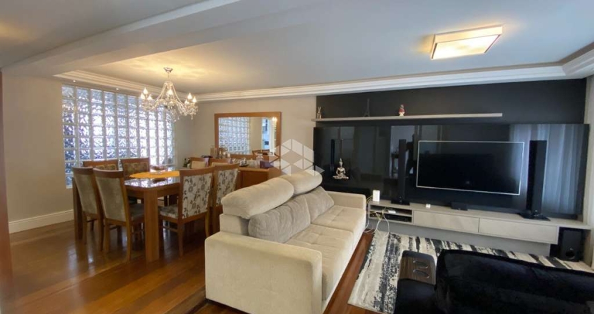 Casa com 04 dormitórios e 03 vagas com 230m² no bairro Nonoai