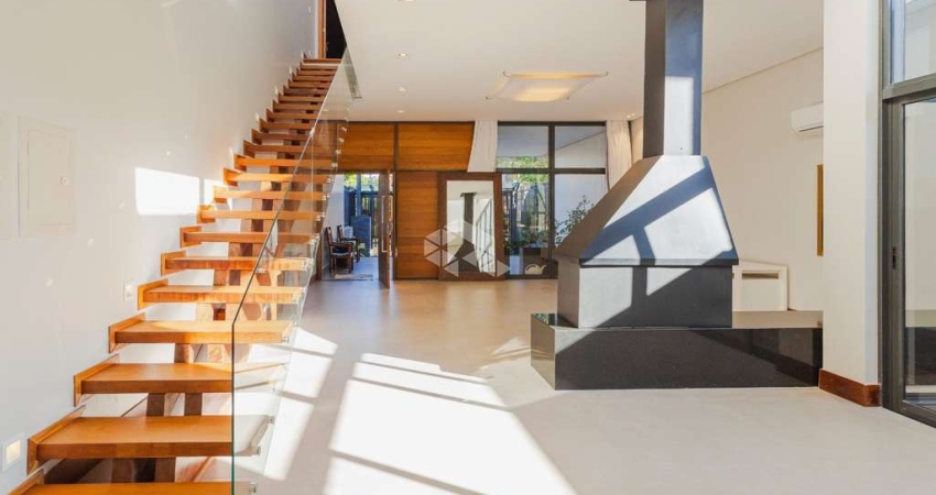 Casa de 04 dormitórios e 02 vagas com 370m² no bairro Santo Antonio em Poa.