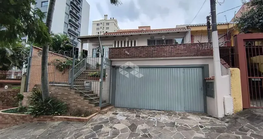 Casa 4 dormitórios, 4 vagas na garagem e piscina termica.