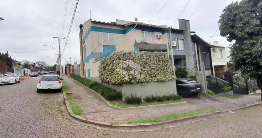 Casa com 3 dormitórios, suíte e living com lareira e pátio de 50m metros