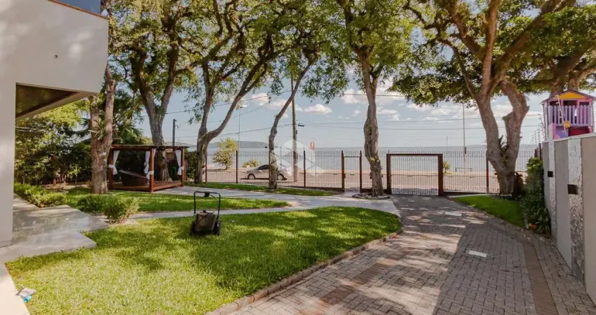 Casa à venda com 7 dormitórios, 4 suítes, 8 vagas de garagem, bairro Ipanema, Porto Alegre.