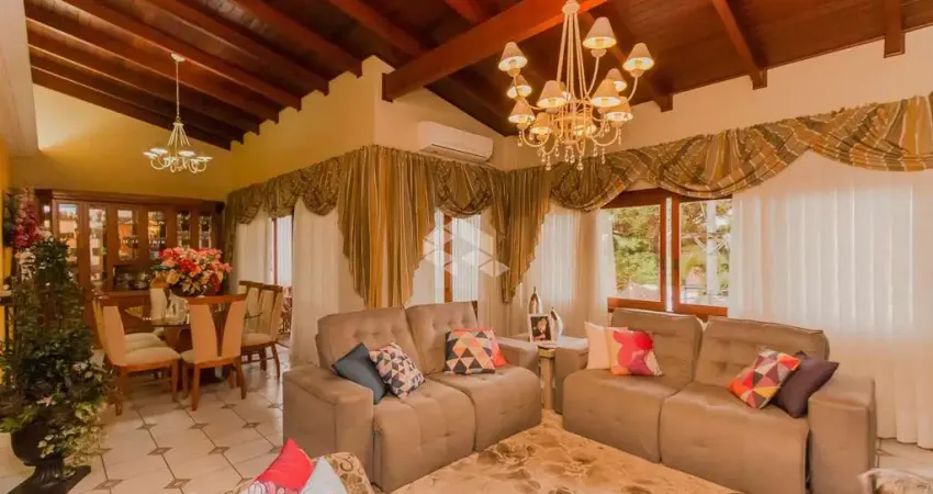 Casa à venda no bairro Partenon com 4 dormitórios (2 suítes)