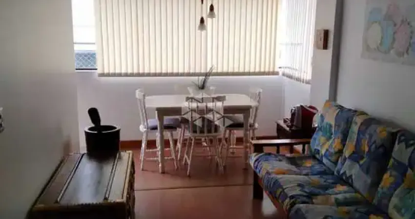 Apartamento de 2 dormitórios reformado com elevador, zelador e aceita pets.