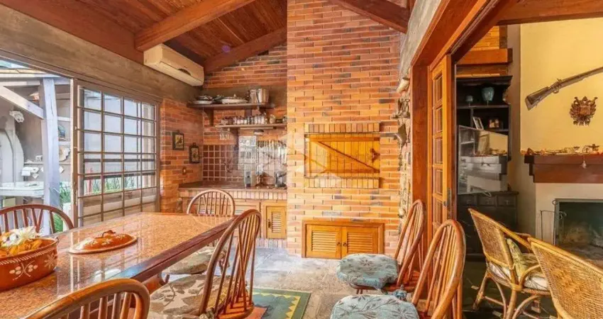 Casa sobrado com 4 quartos, 4 vagas e piscina no bairro chácara das pedras.