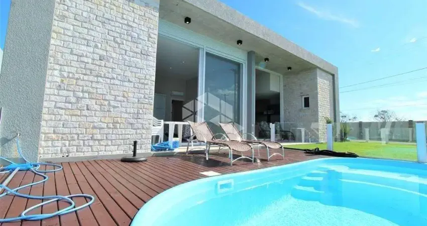 Casa no rivieira a casa é composta no primeiro pavimento por hall, suíte, living com pé direito duplo e lareira, lavabo, área de serviço com acesso a