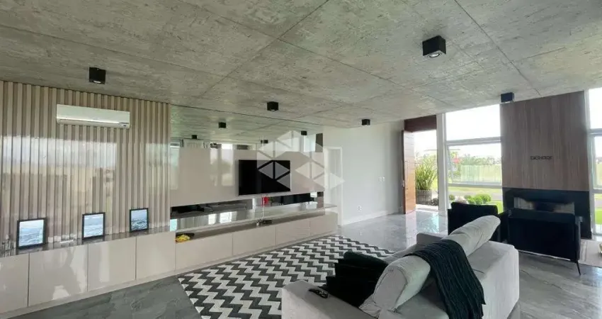 CASA NO RIVIEIRA A casa é composta no primeiro pavimento por hall, suíte, living com pé direito duplo e lareira, lavabo, área de serviço com acesso a