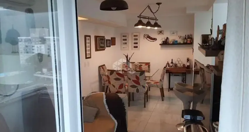 Apartamento de andar alto, com 2 dormitórios, 2 banheiros, sendo 1 suíte, área de serviço,