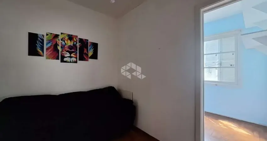 Apartamento de 2 quartos, bairro santana. possui living, cozinha, banheiro social e 1 vaga de garagem coberta escriturada