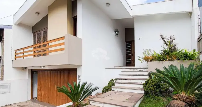 Casa 3 dormitórios, 1 suíte, 4 vagas, 223 m², bairro Jardim Lindóia - Porto Alegre