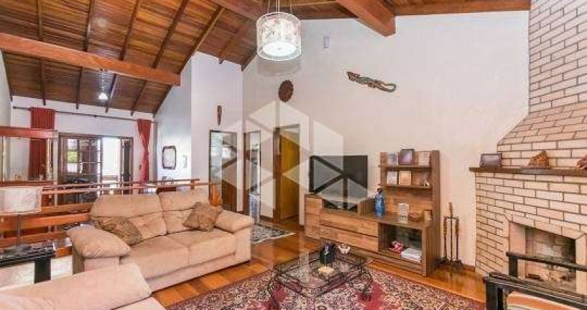 Casa 3 Dormitórios / 1 Suíte / Santa Fé / Porto Alegre