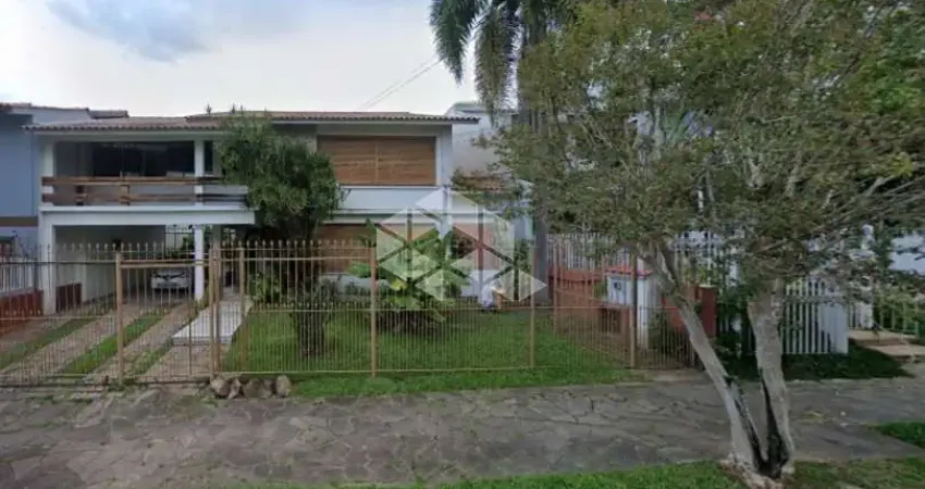 Ampla casa no Bairro Jardim Lindóia localizado na Avenida La Paz muito próximo ao Lindóia Tênis Clube. ao Clube