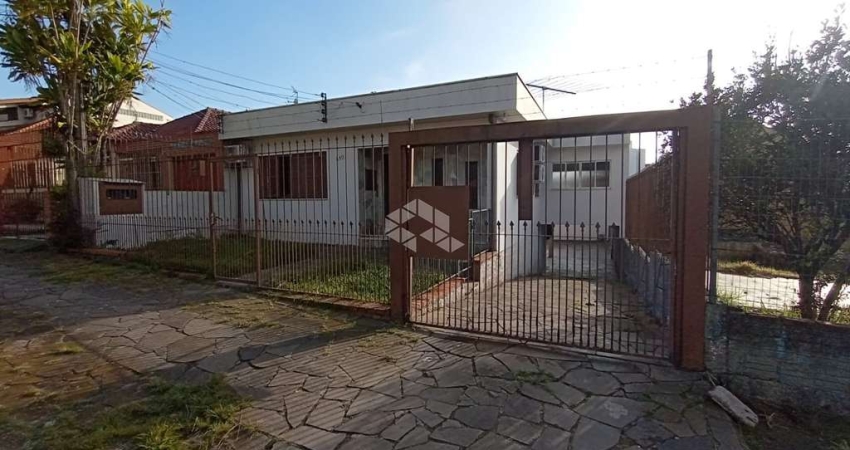 Casa em um terreno amplo localizada no Bairro Jardim Itu, próximo a Av. Tenente Ary Tarrago.