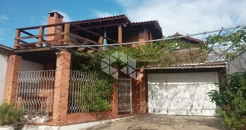 Casa ampla de frente para praça no bairro Santa Fé, em Porto Alegre.