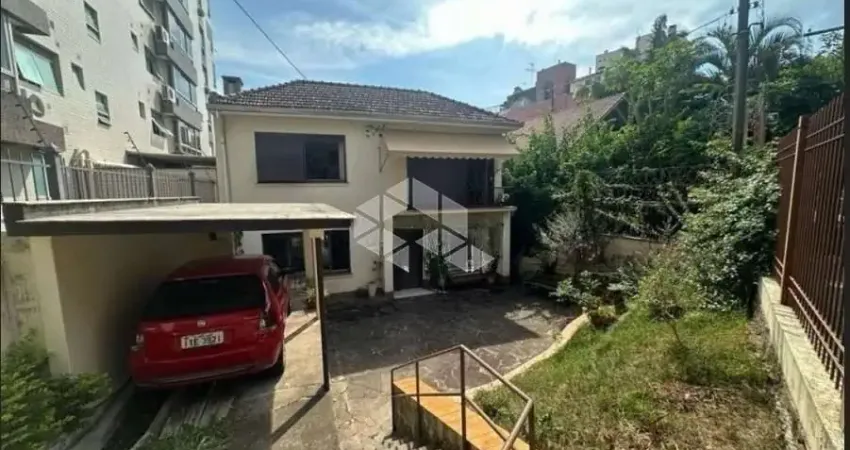 Residencia na parte nobre de Higienóolis com 3 dormitórios, pátio amplo.