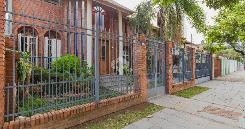 Casa Sobrado com 3 dormitórios, 1 suíte e 4 vagas à venda no bairro Jardim Planalto em Porto Alegre com 397 m²