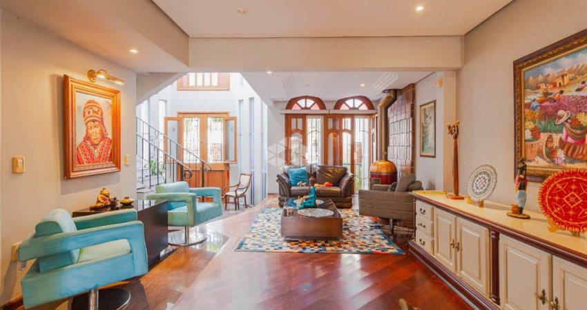 Casa Sobrado com 3 dormitórios, 1 suíte e 4 vagas à venda no bairro Jardim Planalto em Porto Alegre com 397 m²