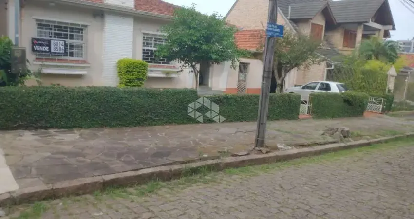 Casa ampla com 4 dormitórios , sala, cozinha, três banheiros. Jardim Lindóia Porto Alegre RS