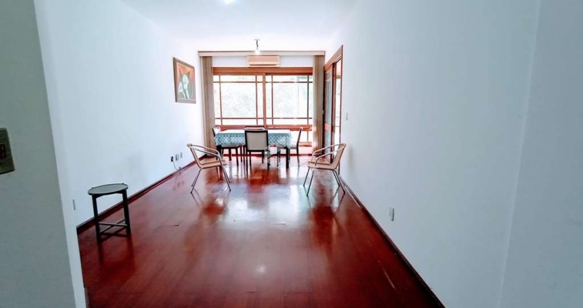 Apartamento com 3 dormitórios sendo 1 suíte, 2 vagas de garagem lado a lado, no bairro Vila Ipiranga em Porto Alegre.