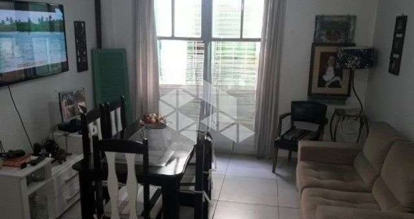 Apartamento 2 dormitórios, térreo com pátio privativo e vaga no Bairro Jardim Carvalho em Porto Alegre.