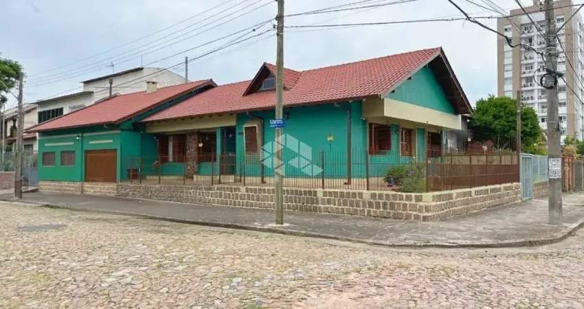 Casa de esquina com 03 dormitórios no bairro intercap entre as avenidas bento gonçalves e ipiranga.