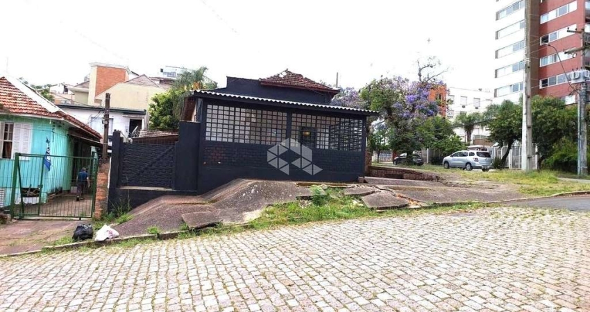 Casa com Ponto Comercial e Residência no Bairro Tristeza