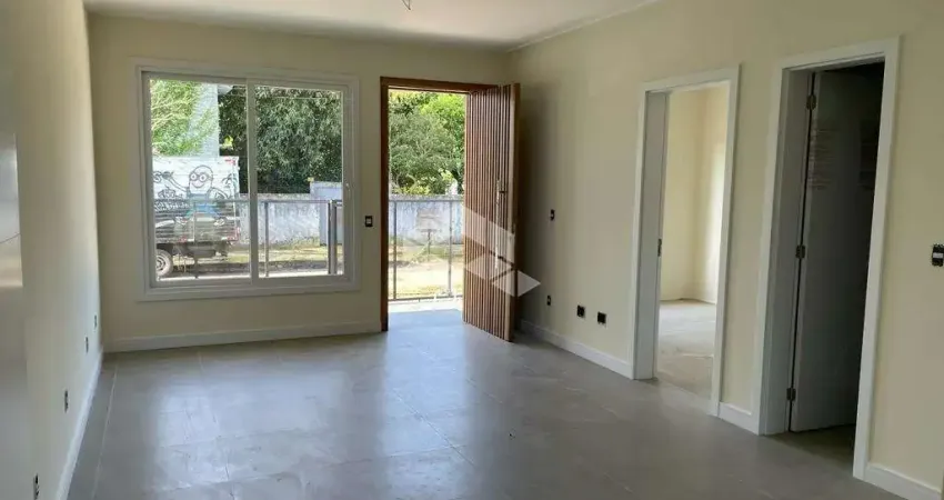 Casa nova com pátio de 60m2, no bairro Guarujá, 3 dormitórios, 2 vagas de garagem, churrasqueira.