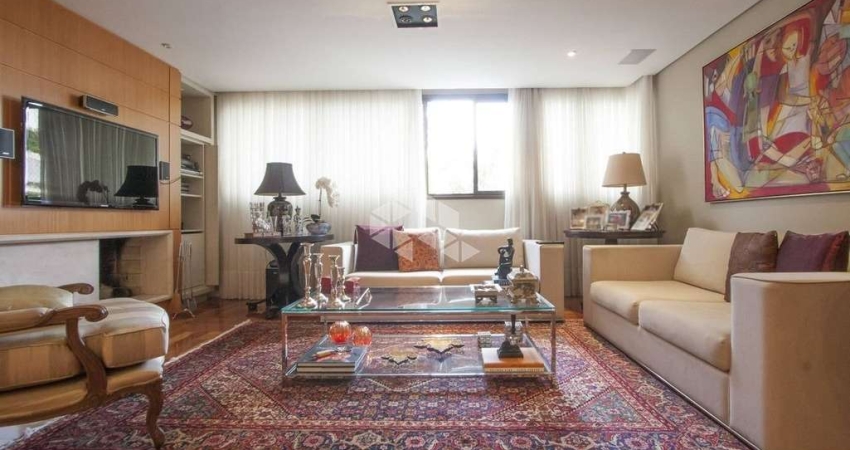 Apartamento mobiliado, 3 dormitórios, suíte, cozinha planejada, depedência de empregada transformada em lavanderia. A venda no Bairro Menino Deus- Poa