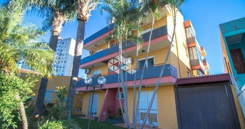 Apartamento com pátio, churrasqueira, 2 quartos e 1 vaga de garagem coberta - bairro Glória.