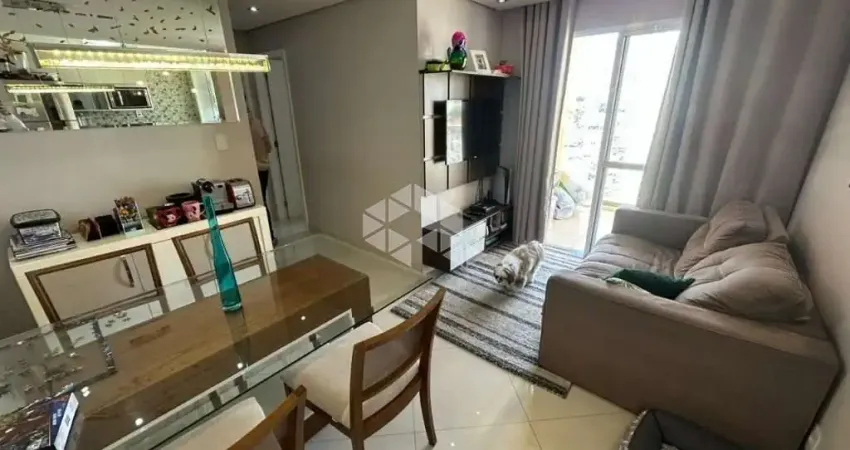 Apartamento de 2 dormitórios, 1 suíte, 1 vaga, armários planejados, em andar alto.