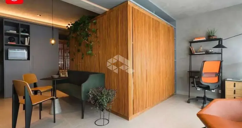 Apartamento à venda em SP, em Pinheiros. Mobiliado com armários, ar condicionado, 1 quarto, 1 suíte, 1 sala, 1 banheiro, 1 vaga de garagem. 44,00 m² d