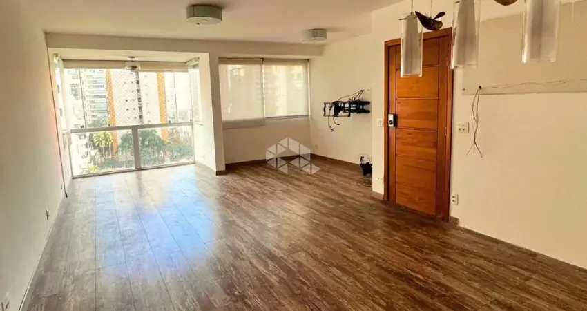 4 quartos, sendo 1 suíte, 3 banheiros, 2 vagas de garagem e uma área de 143,00 m2.