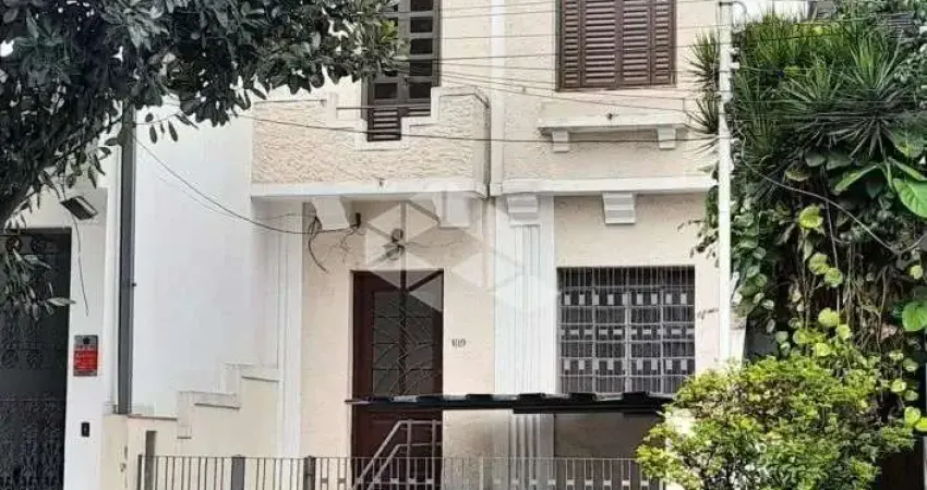 Sobrado à venda em São Paulo-SP, no bairro Ipiranga. 3 quartos, 1 suíte, 2 salas, 2 banheiros, 1 vaga de garagem, Quintal e sacada e 100m² de área. Ag