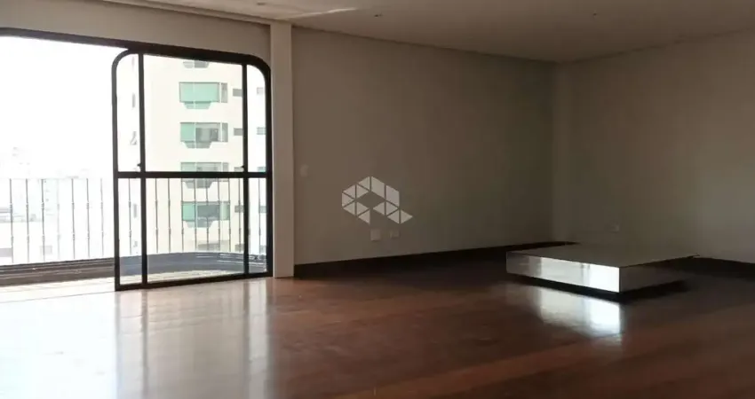 Apartamento 200m² , sendo 3 suítes e 2 vagas, próximo ao Parque da Aclimação.