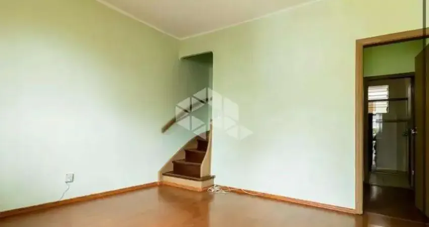 Casa de Vila com 02 quartos e 01 vaga de garagem, próximo ao Parque da Aclimação.