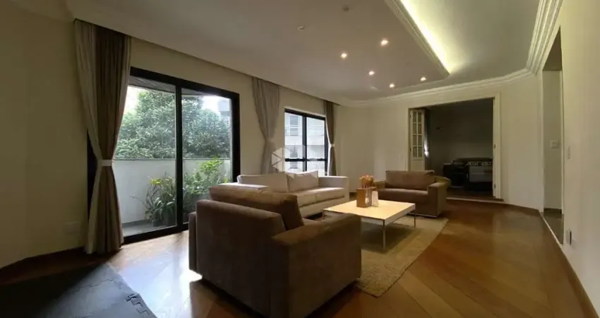 Apartamento alto padrão, na Aclimação, com 03 suítes e 03 vagas de garagens.