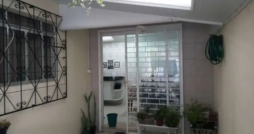 Residência térrea em condomínio fechado no bairro do boqueirão