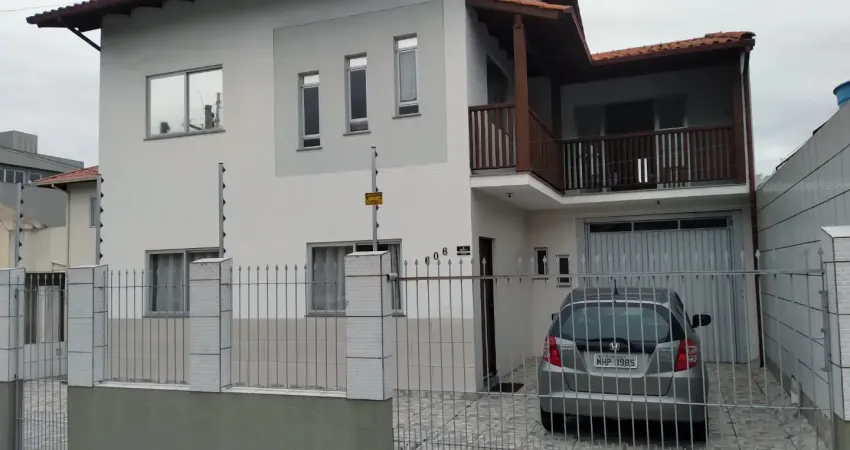 Sobrado com 280,00 m2, suite com closet, sacada , chacara c/arvores fritiferas.