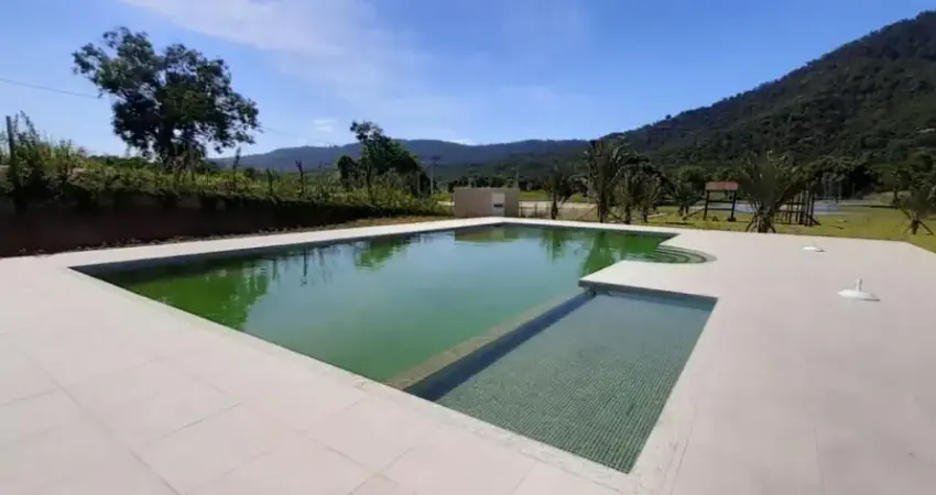 Terrenos de 364 m² em condomínio com lazer completo