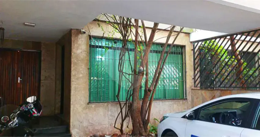 VENDE-SE SOBRADO COM 3 DORM, 1 SUITE, EDICULA COM 2 APARTAMENTOS E DUAS VAGAS NA PEDRO BUENO
