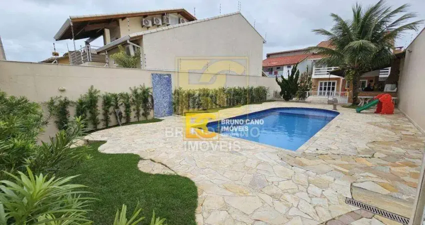 Sobrado com 4 Quartos e Piscina a 100m do Mar em Peruíbe