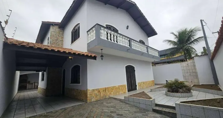 Excelente sobrado com 5 dormitórios a 200m da praia no bairro Mar e Sol em Peruíbe/SP