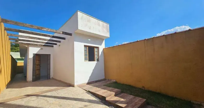 Casa Geminada com Suíte – 2.500m da Praia em Bairro em Expansão