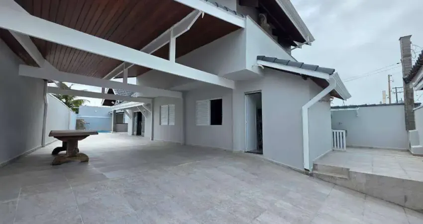 Sobrado com piscina apenas 150 metros do mar - beira mar - peruíbe/sp