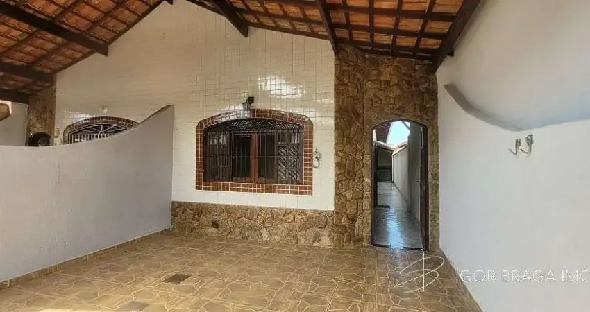 BELÍSSIMA CASA, AMPLA E À 250M DO MAR