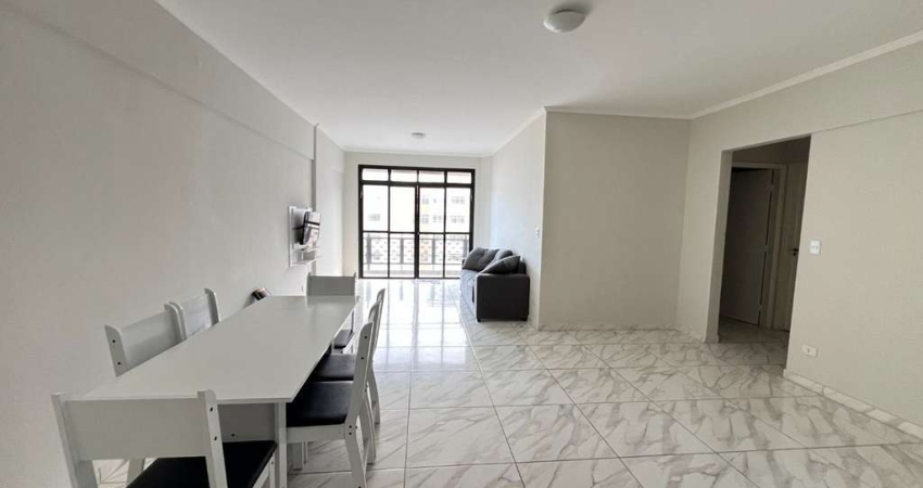 BELÍSSIMO APARTAMENTO, FINO ACABAMENTO E QUADRA DO MAR