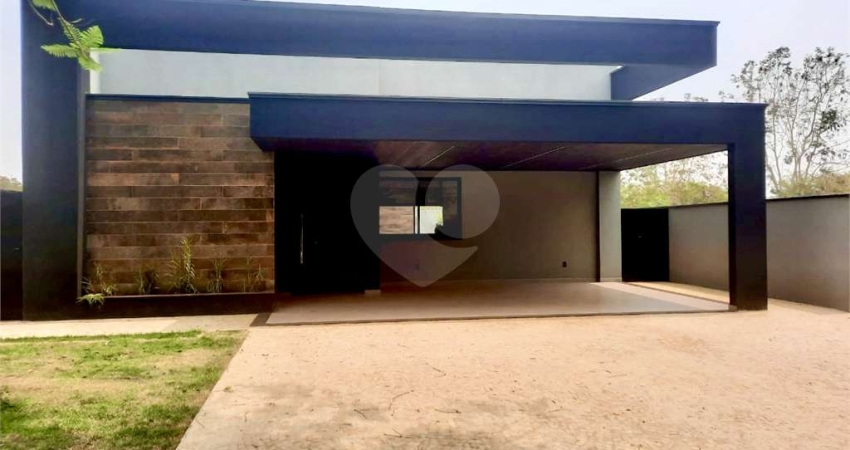 Casa térrea com 3 quartos à venda em Condomínio Arara Azul - SP