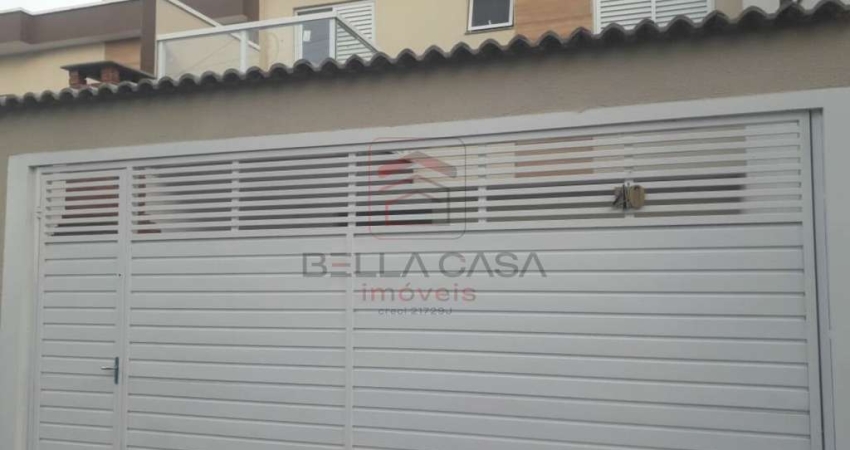 Sobrado com 02 suítes com sacadas, sala, cozinha americana, lavanderia e lavabo. Garagem para 02 car