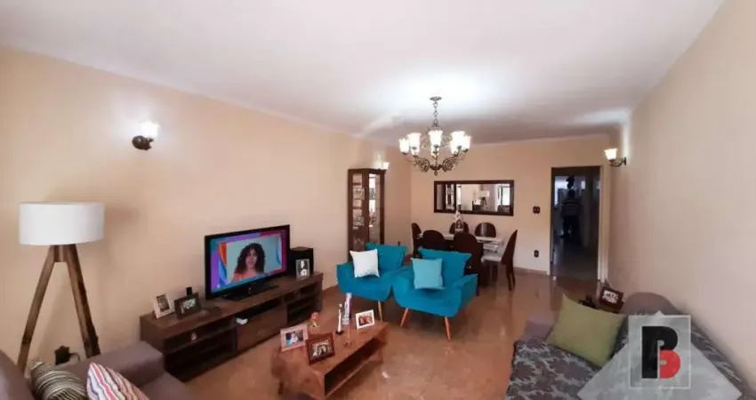 Venda - 3 dormitórios, uma suíte, sala dois ambientes, vaga 3 carros e quintal amplo